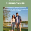 Couverture d'e-book "Les Secrets d'une Éducation Harmonieuse" avec un couple souriant dans un parc, avec leurs deux petits chiens de race Yorkshire, au bord d'un lac.